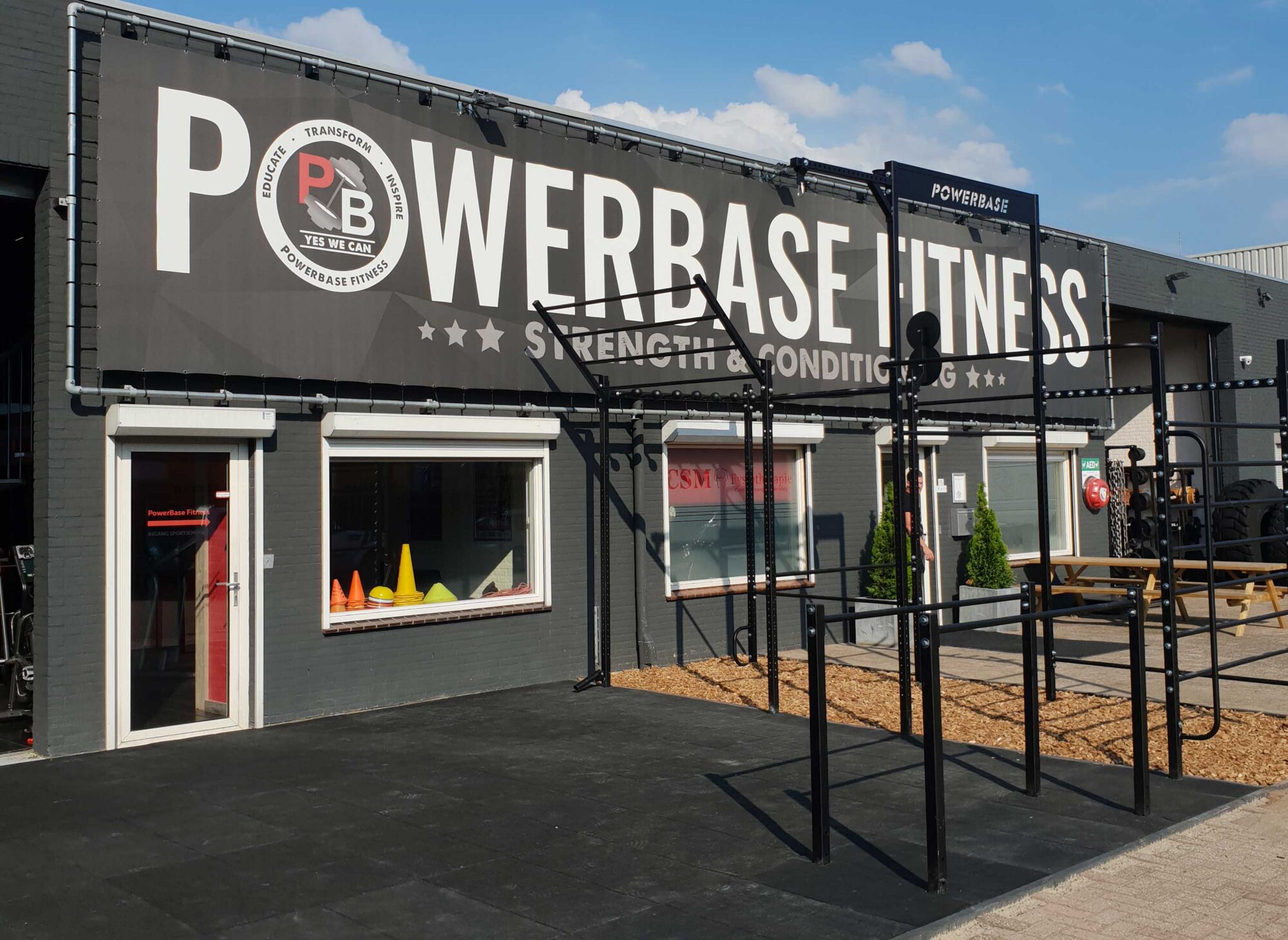 Gevel van sportschool PowerBase in Best