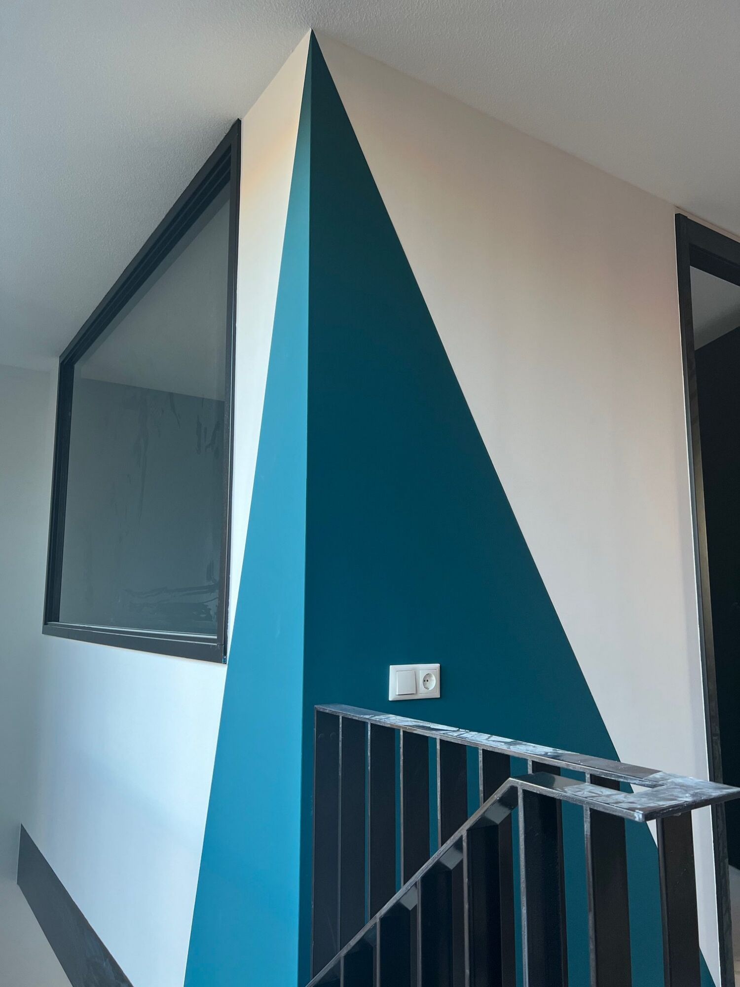 Wand op Strijp-R met geometrische vormen in kleur